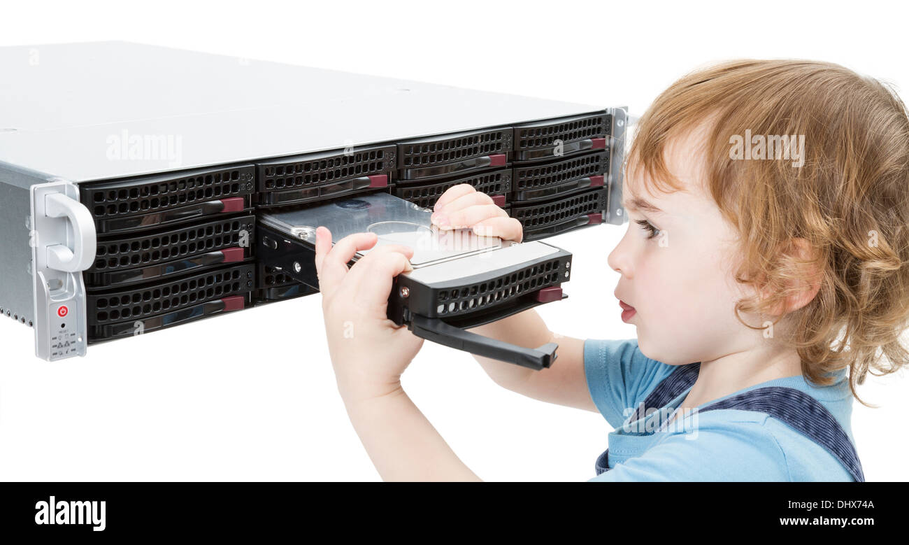 Enfant ouvrant le plateau de remplacement à chaud sur un serveur réseau moderne. isolé sur fond blanc Banque D'Images