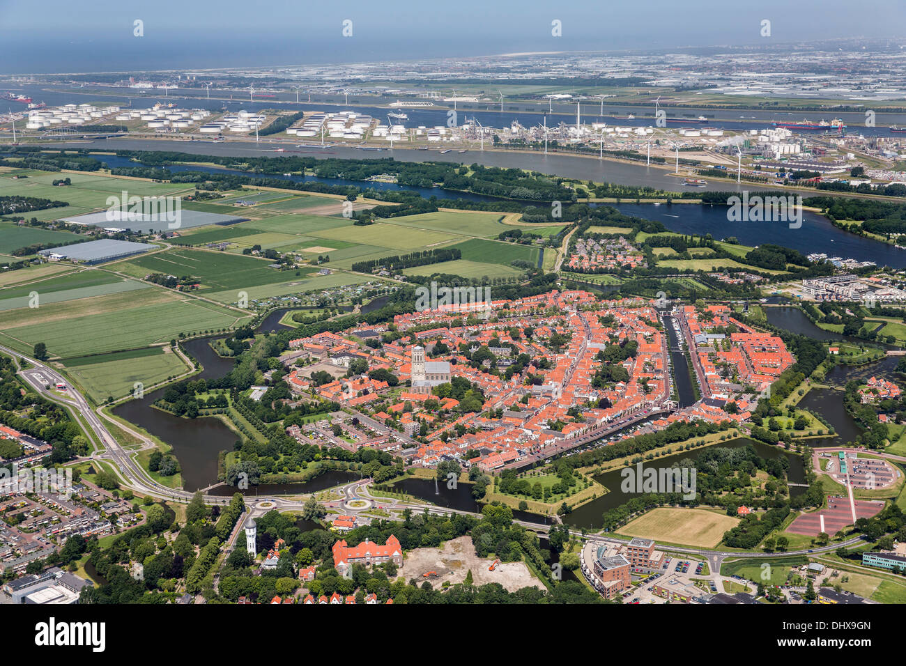 Pays-bas, Brielle, la cité fortifiée, le centre-ville en forme d'étoile. Contexte Port de Rotterdam. Port de stockage d'huile. Aerial Banque D'Images