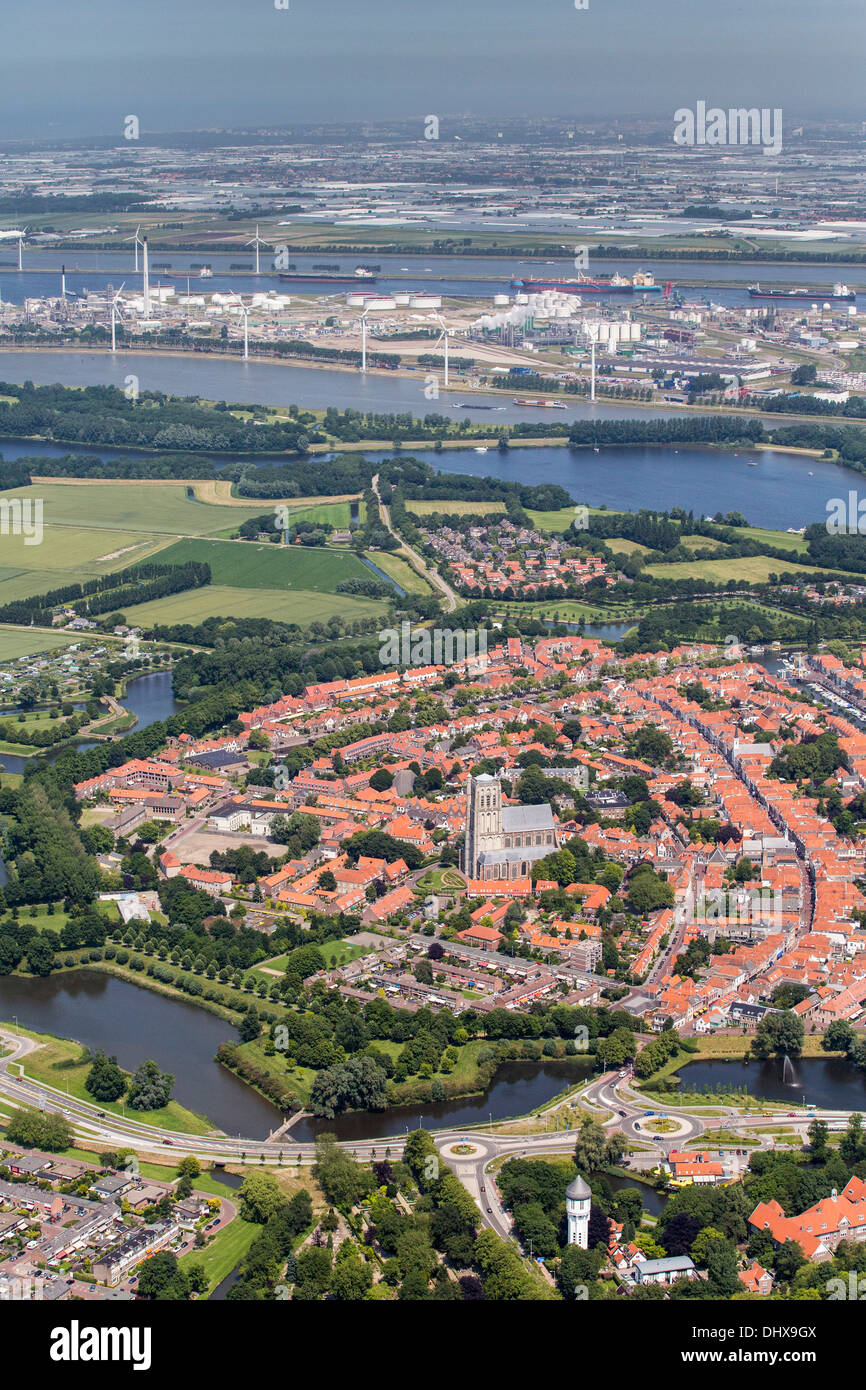 Pays-bas, Brielle, la cité fortifiée, le centre-ville en forme d'étoile. Contexte Port de Rotterdam. Port de stockage d'huile. Aerial Banque D'Images