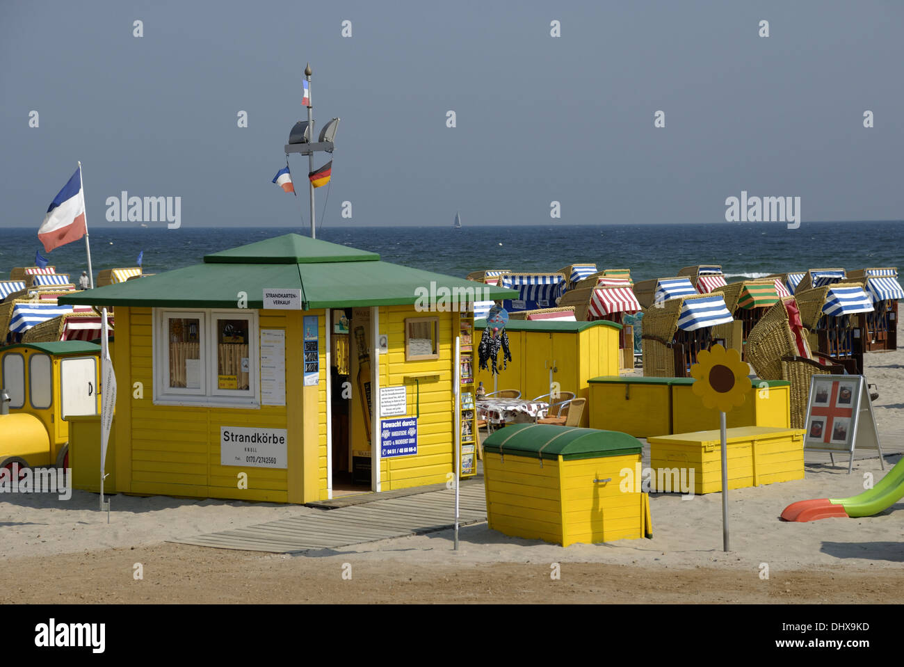 Location fauteuil en osier de plage à Travemunde Banque D'Images