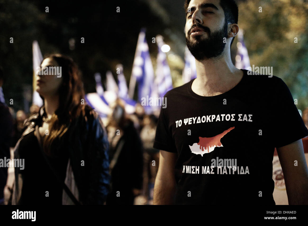 Thessalonique, Grèce. 15 novembre 2013. Les étudiants chypriotes crier des slogans anti-turque à l'extérieur du consulat de Turquie à Thessalonique, en Grèce. Le t-shirt se lit ' Votre pseudo-état notre moitié pays'. Protestation des étudiants chypriotes au consulat de Turquie à l'occasion du 30e anniversaire de la déclaration de la République turque de Chypre du Nord. Thessalonique, Grèce. Vendredi, 15 novembre 2013. Credit : Konstantinos Tsakalidis/Alamy Live News Banque D'Images