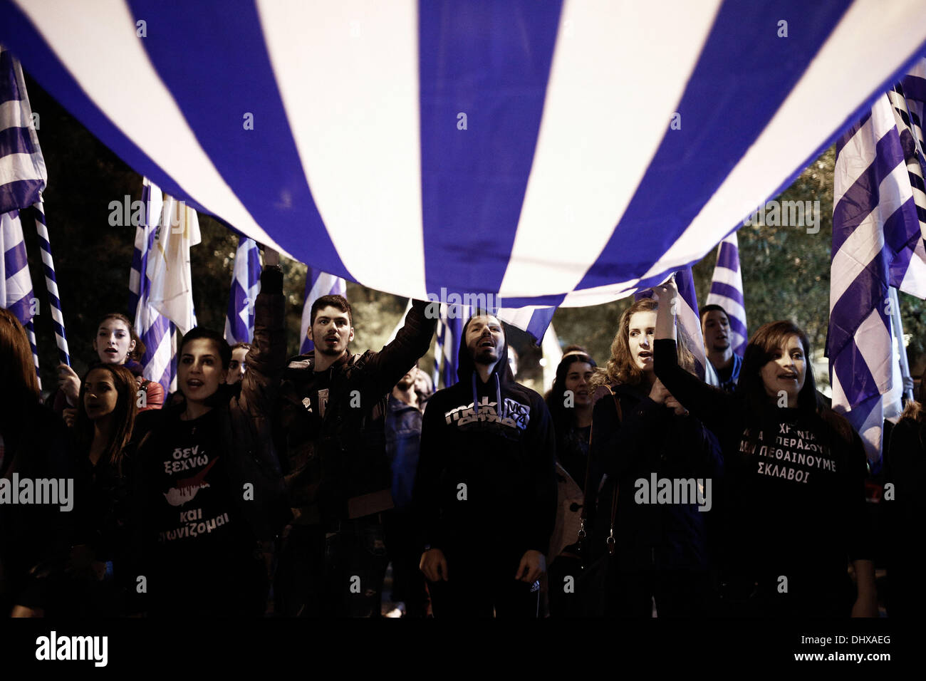 Thessalonique, Grèce. 15 novembre 2013. Les étudiants chypriotes crier des slogans anti-turque et grecque en tant que holding Chypre drapeaux. Protestation des étudiants chypriotes au consulat de Turquie à l'occasion du 30e anniversaire de la déclaration de la République turque de Chypre du Nord. Thessalonique, Grèce. Vendredi, 15 novembre 2013. Credit : Konstantinos Tsakalidis/Alamy Live News Banque D'Images