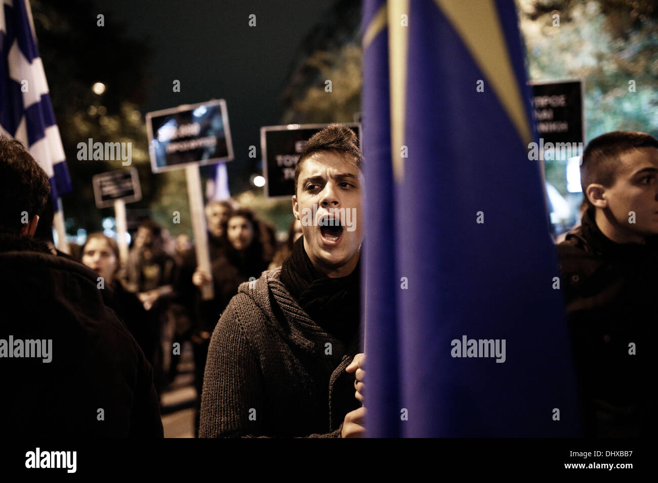 Thessalonique, Grèce. 15 novembre 2013. Les étudiants chypriotes crier des slogans anti-turque et grecque en tant que holding Chypre drapeaux. Protestation des étudiants chypriotes au consulat de Turquie à l'occasion du 30e anniversaire de la déclaration de la République turque de Chypre du Nord. Thessalonique, Grèce. Vendredi, 15 novembre 2013. Credit : Konstantinos Tsakalidis/Alamy Live News Banque D'Images