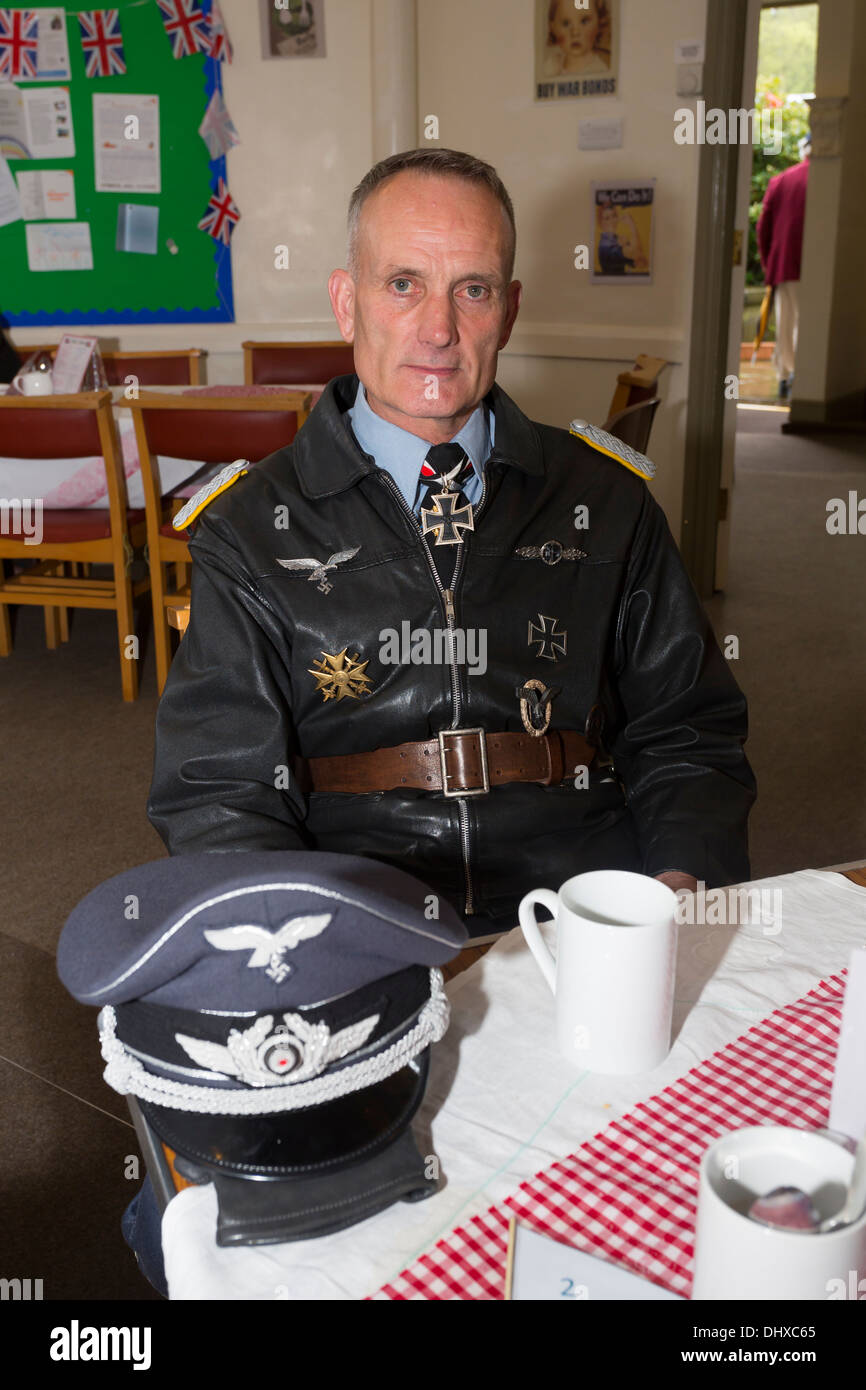 Un homme en uniforme de l'armée allemande dans un café. Haworth 1940 week-end, mai 2013. Banque D'Images