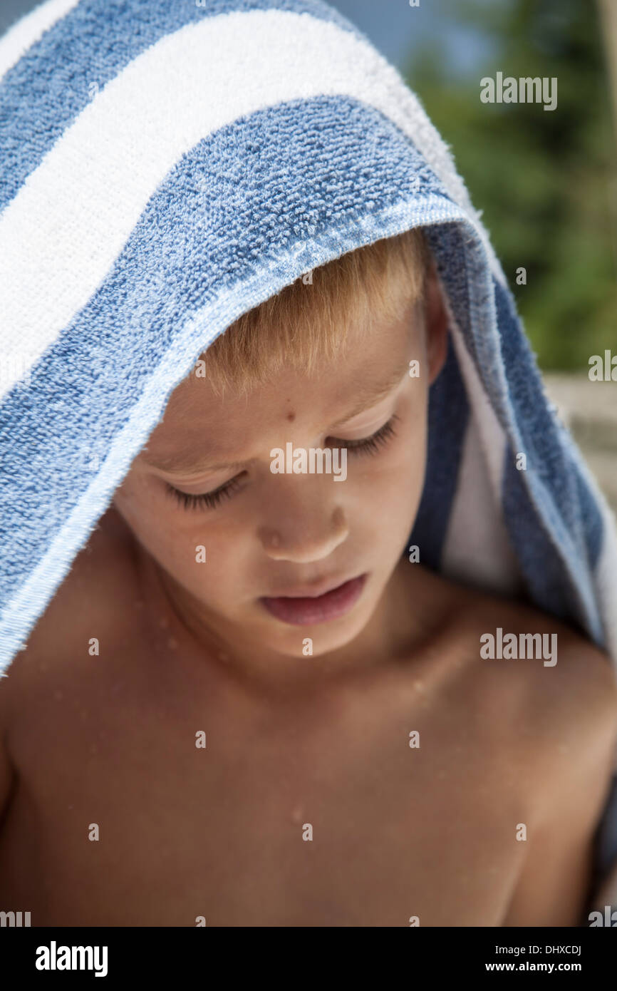 Young Boy Wet Hair Towel Banque d'image et photos Alamy