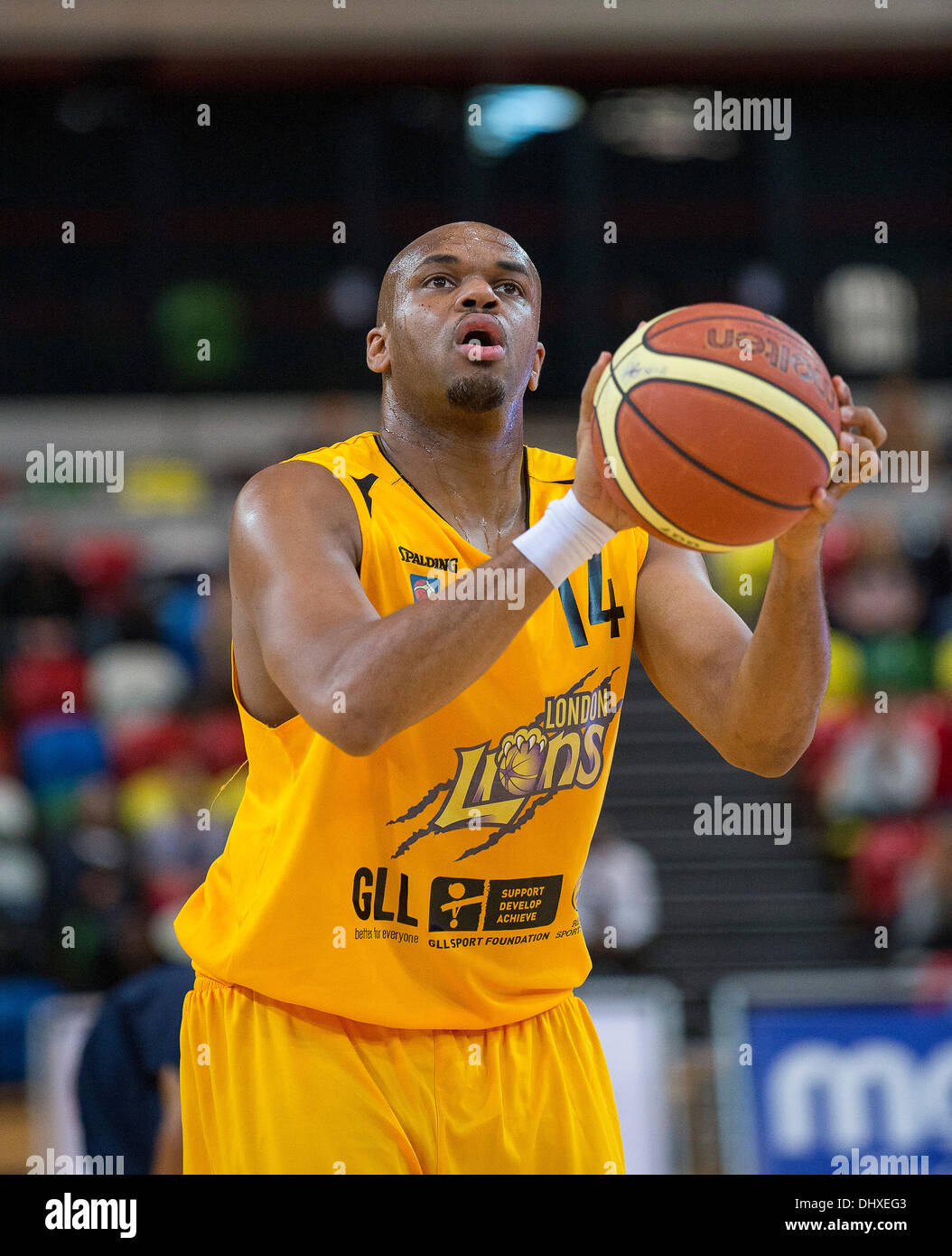 Londres, Royaume-Uni. 15 novembre 2013. Les Lions Londres Julius Joseph [14] fera ses débuts au cours de la British Basketball League Championship match entre Londres et Sheffield Lions de requins à l'Arène de cuivre de Londres. Stephen Bartholomew Bartholomew Stephen/photographie/Alamy Live News Banque D'Images