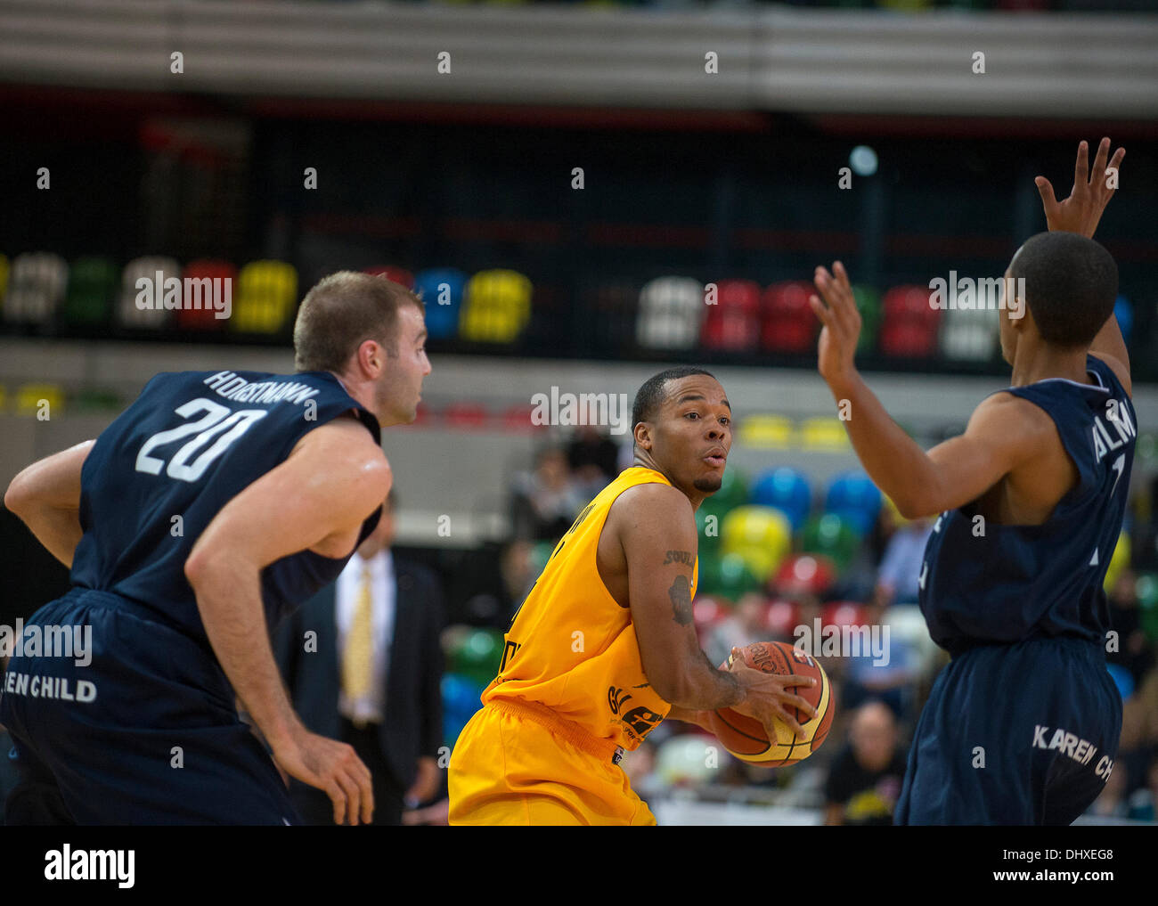 Londres, Royaume-Uni. 15 novembre 2013. Les Lions Lions Lions Londres Rod Brown Guard [6] en action au cours de la British Basketball League Championship match entre Londres et Sheffield Lions de requins à l'Arène de cuivre de Londres. Banque D'Images