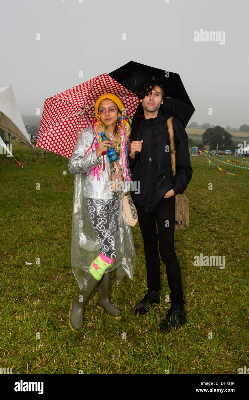 Jeune couple dans de fortes pluies à Farm Fest Bruton, Somerset. Banque D'Images