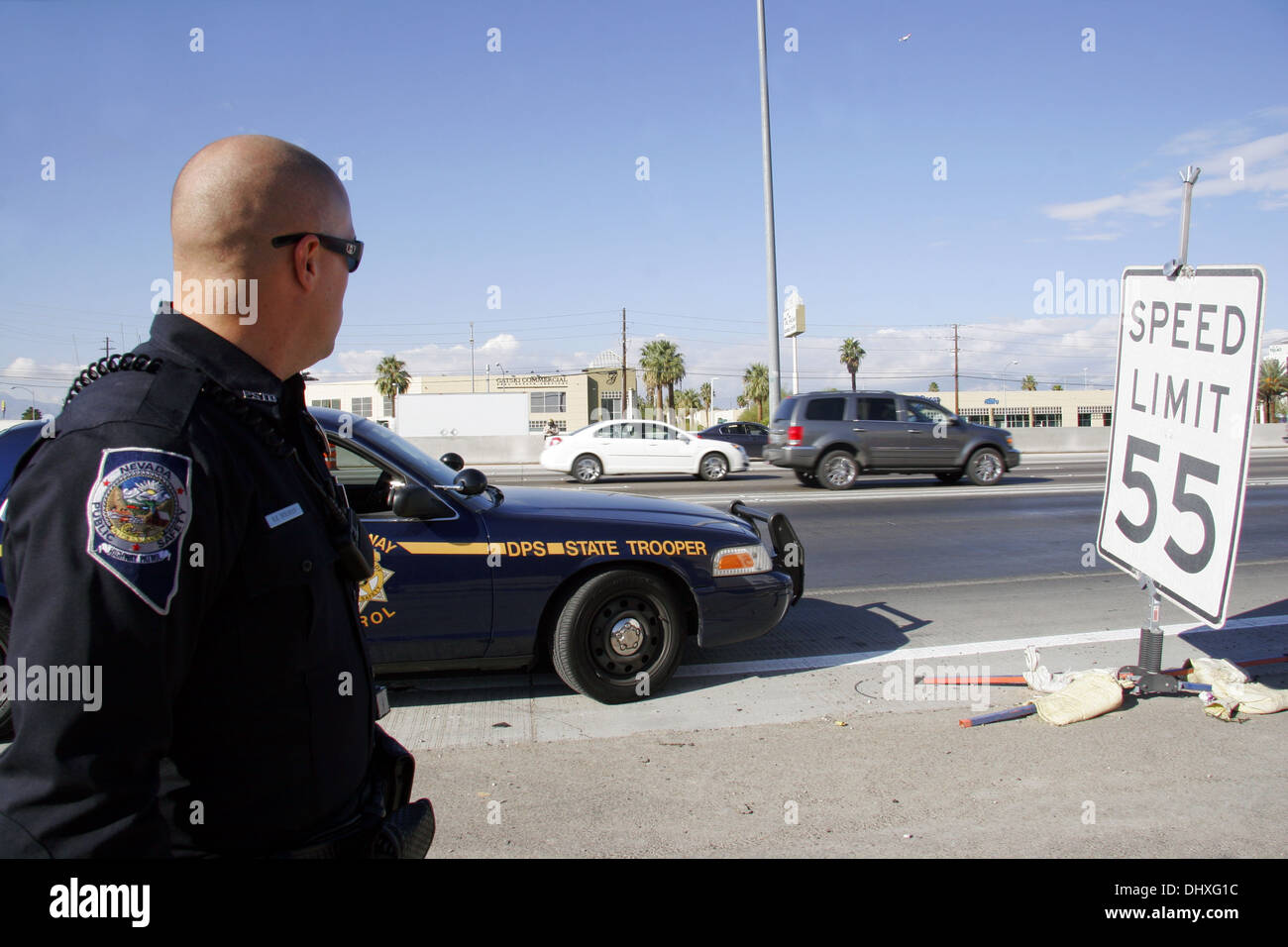 Nevada State Police Trooper regardant pour excès de vitesse les automobilistes, Las Vegas, Nevada, USA Banque D'Images