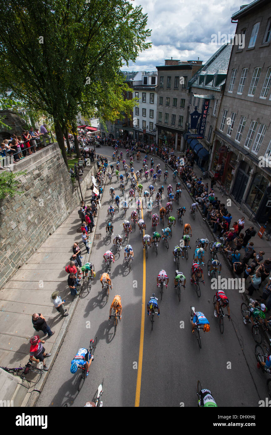 Les cyclistes de monter les côte de la montagne dans le Vieux Québec durant le Grand Prix cycliste de Québec. Banque D'Images