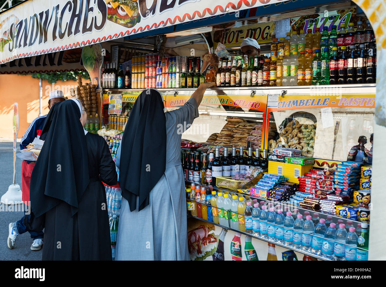 Deux religieuses acheter des aliments dans un stand, Rome, Italie Banque D'Images