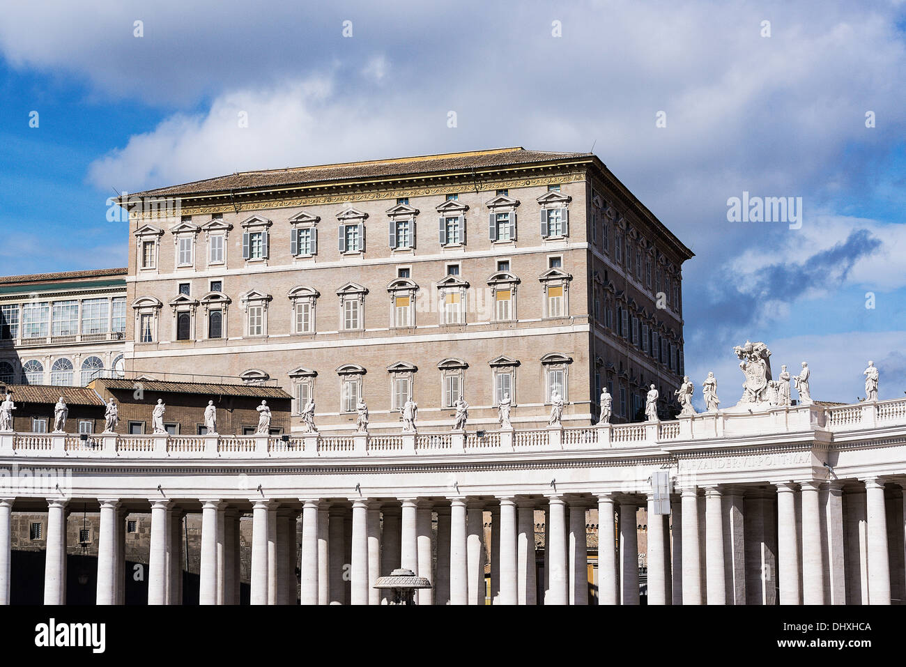 Appartements pontificaux et la colonnade du Bernin entourant la place Saint Pierre dans la Cité du Vatican, Rome, Italie Banque D'Images