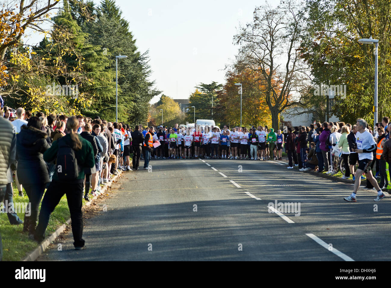 Les coureurs sur la ligne de départ s'apprête à commencer la course avec spectateurs bordant la rue, à les encourager à la Cambridge Fun Run de l'aide de la BBC les enfants dans le besoin 15 novembre 2013 Cambridge, Angleterre Banque D'Images