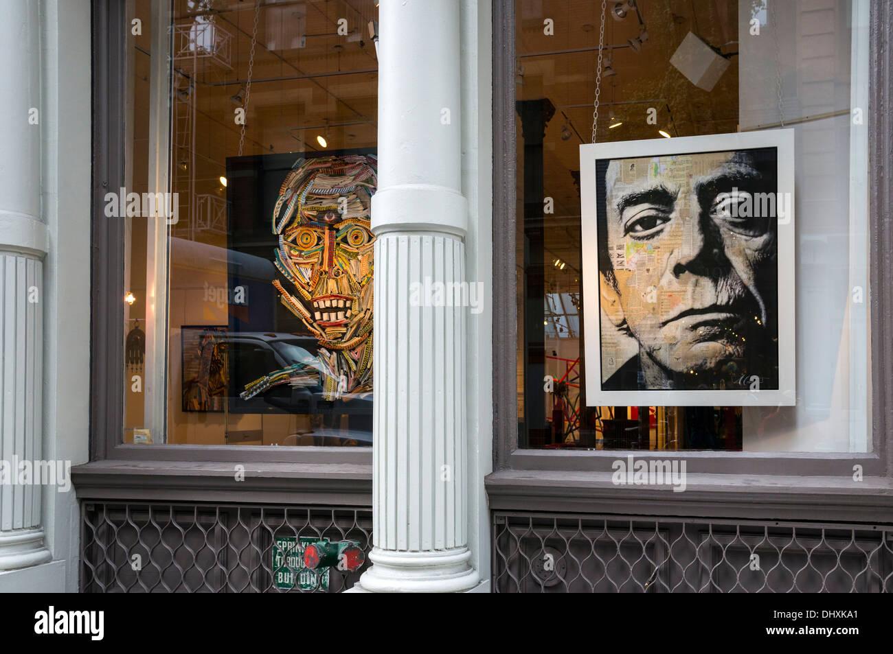 Portrait d'art de Lou Reed dans la fenêtre d'une galerie d'art de Soho à New York City Banque D'Images