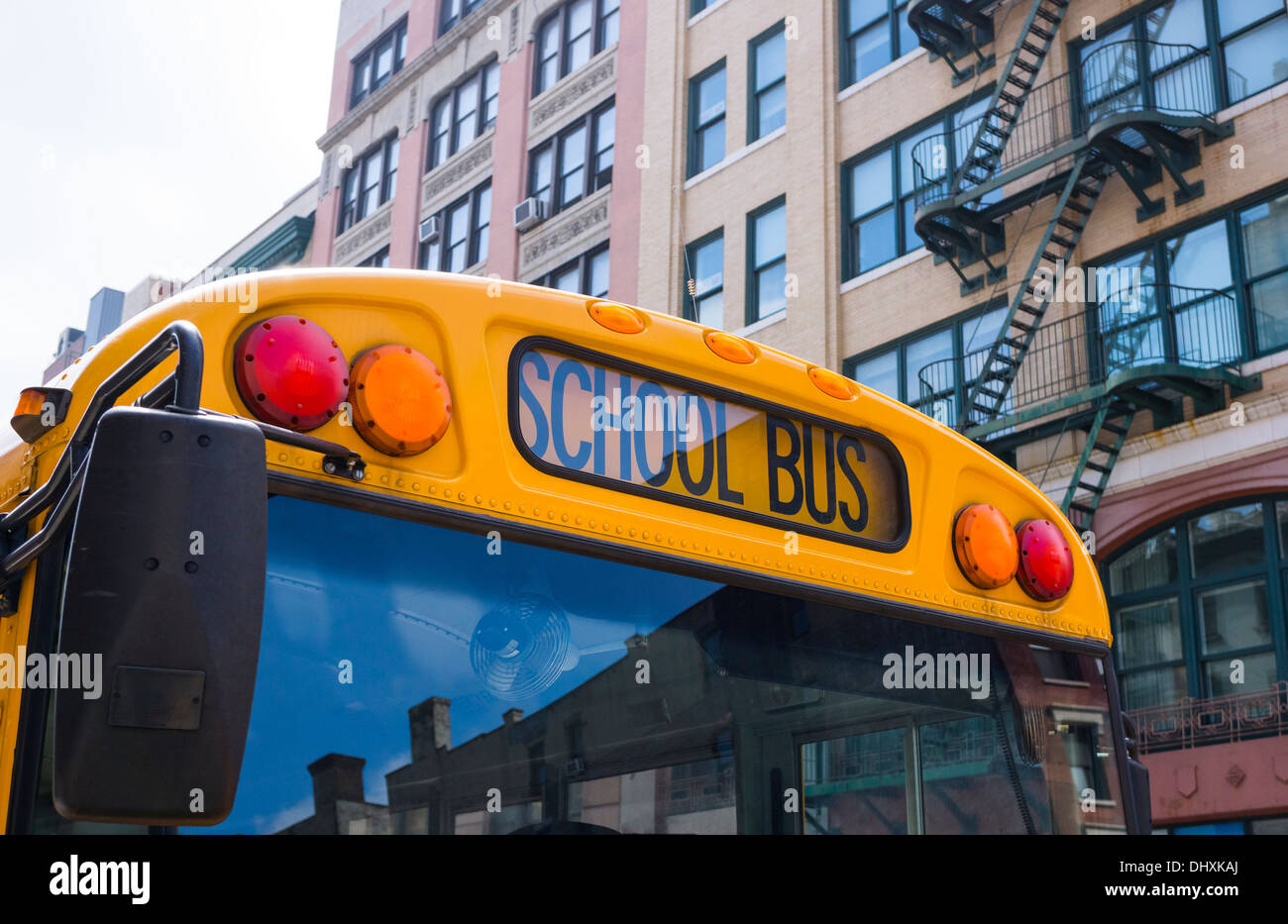 En attente d'un autobus scolaire pour les enfants à New York Banque D'Images