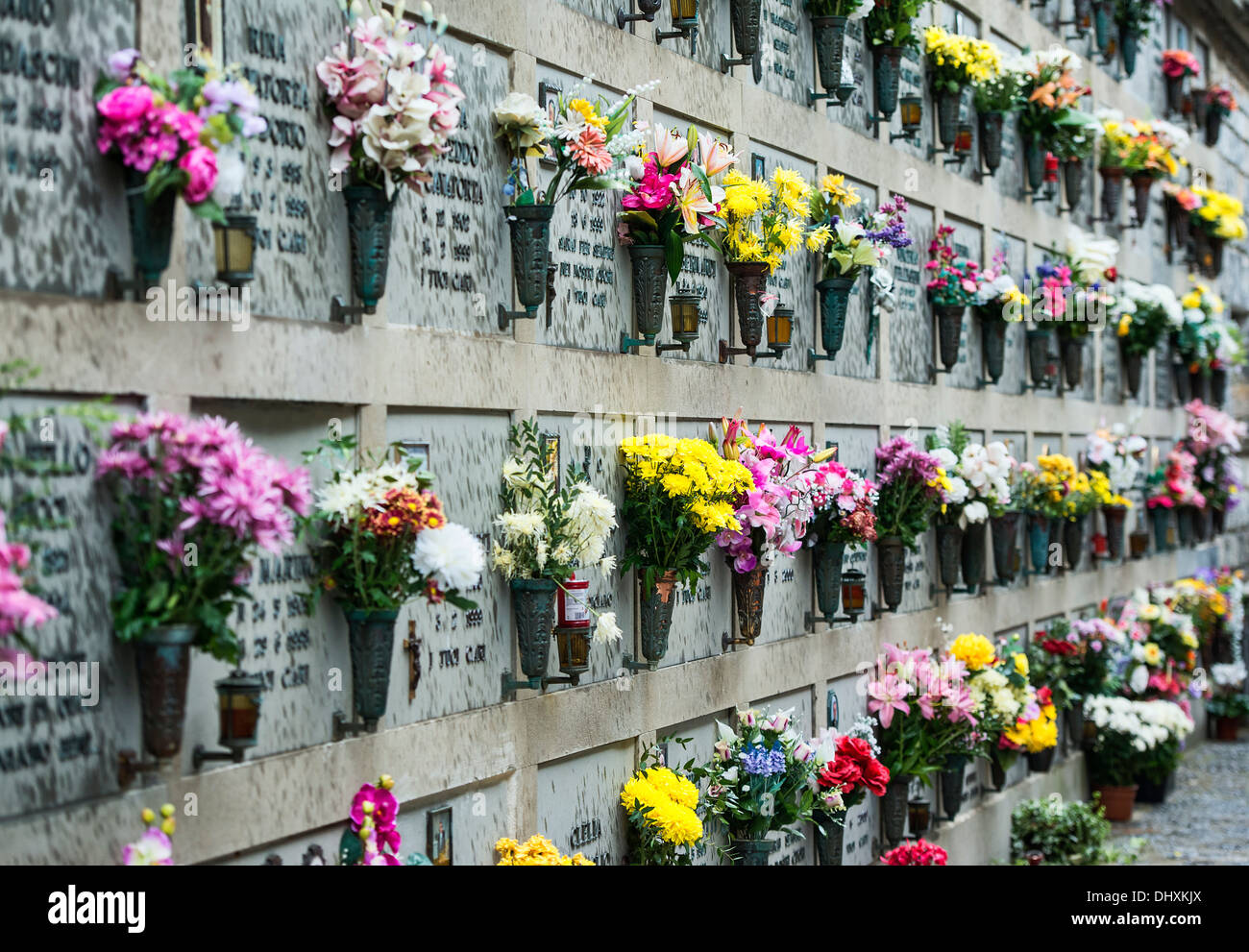 Des fleurs ornent les caveaux funéraires du cimetière du village, Porto Venere, Italie Banque D'Images