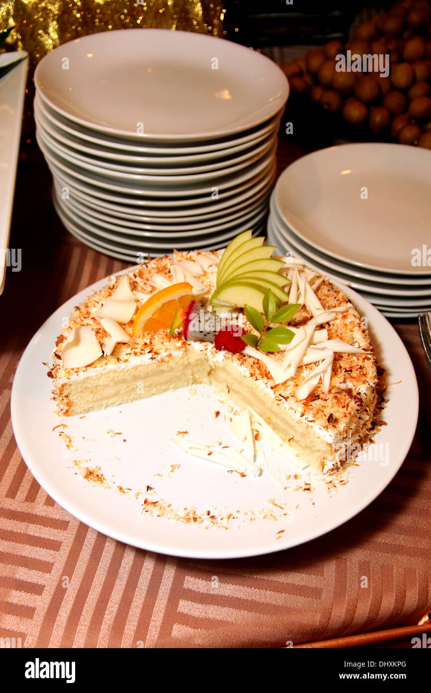 Les gâteaux aux fruits coupés dans un plat blanc. Banque D'Images