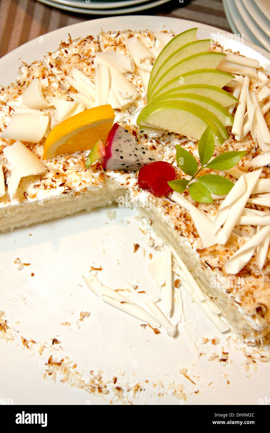 Les gâteaux aux fruits coupés dans un plat blanc. Banque D'Images