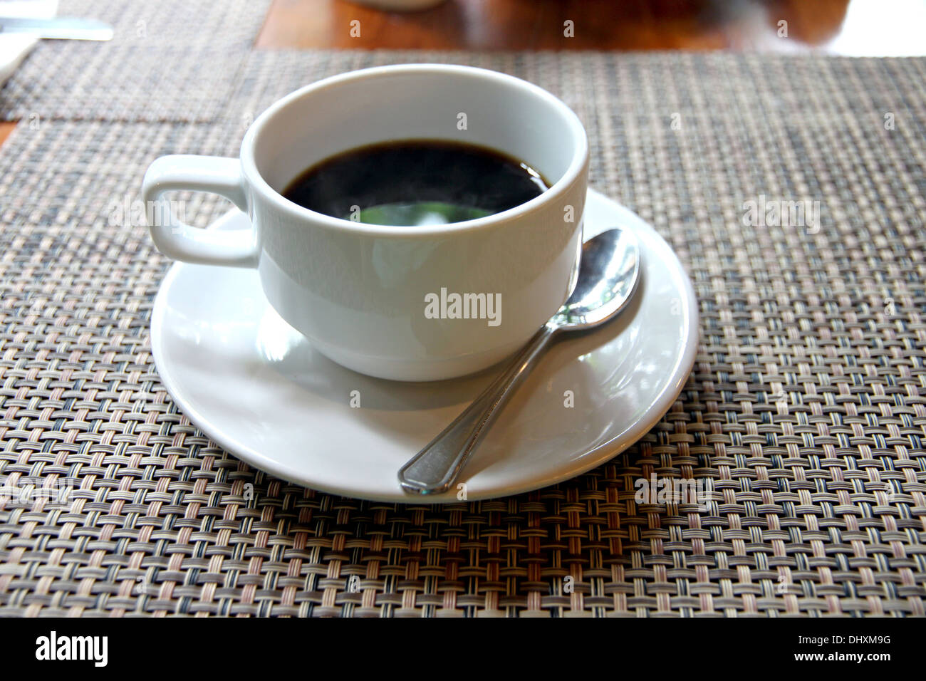 Gros plan Le café noir dans une tasse blanche sur la table. Banque D'Images