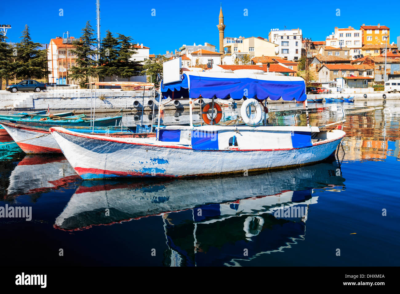 Bateau blanc et la réflexion sur le lac tranquille Banque D'Images