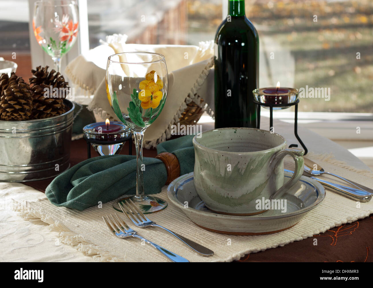 Déjeuner décontracté de table, simple et rustique avec verre de vin artsy et poterie plats. Banque D'Images