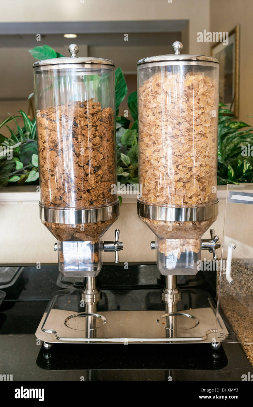 Céréales sèches commerciales distributeurs à l'aide de l'outil libre-service petit déjeuner-bar dans l'hôtel Best Western de Dillsboro, North Carolina, USA. Banque D'Images
