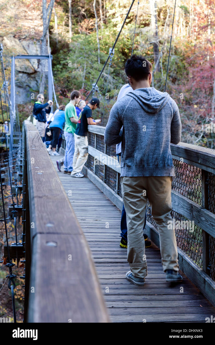 Les gens sur un pont suspendu traversant la gorge près de la base de Tallulah Falls State Park à Rabun County, en Géorgie. USA Banque D'Images