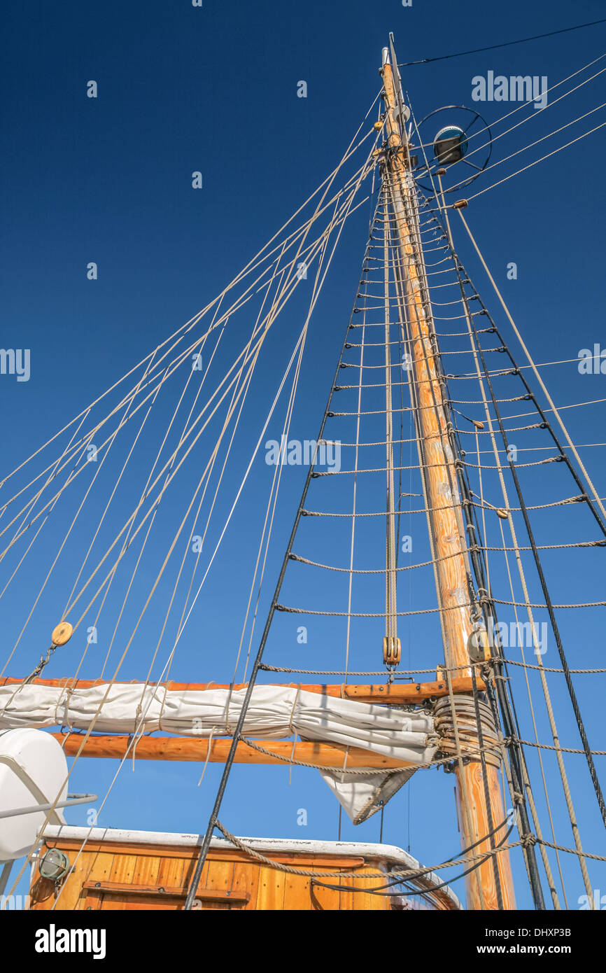 Mâts et voiles d'un grand voilier à Amaliehaven, Copenhague, Danemark Banque D'Images