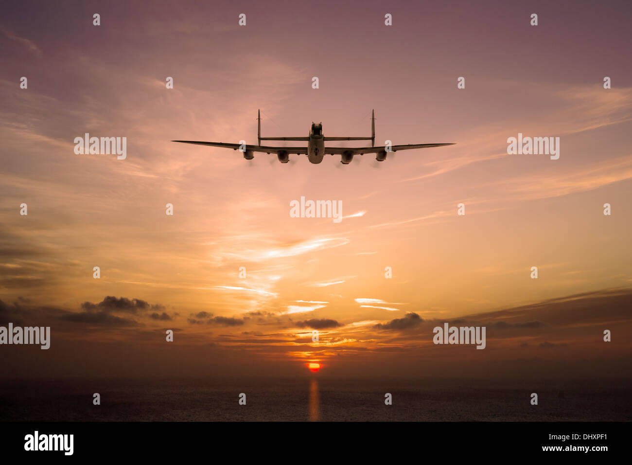 Un Avro Lancaster solitaire entre dans le soleil bas. Une autre longue nuit s'achève ou commence la journée. Banque D'Images