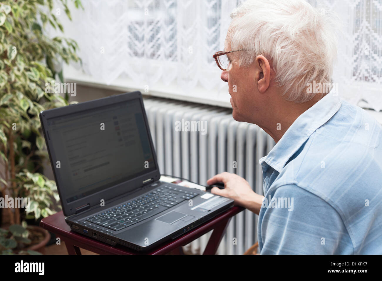 Man surfing sur Internet à la maison. Banque D'Images