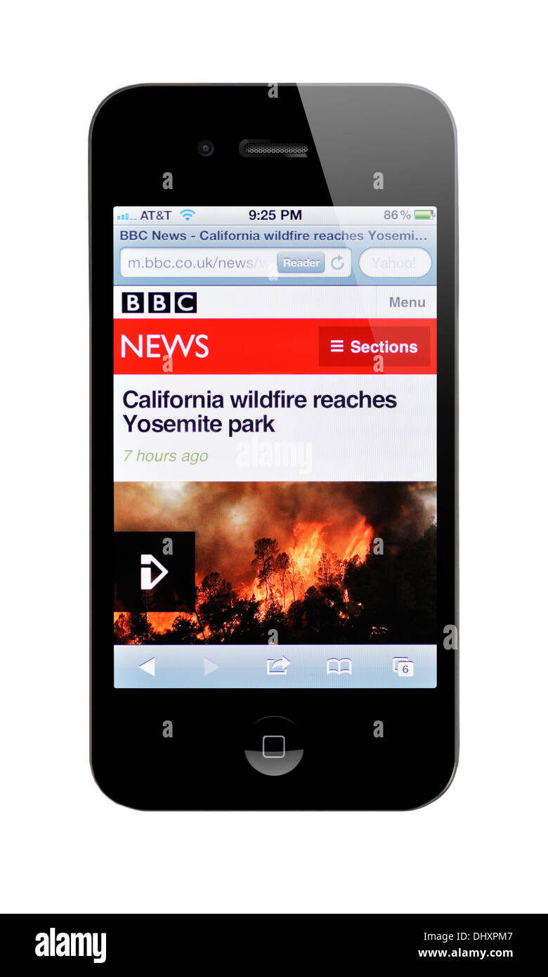 Montrant l'écran de l'iPhone site Web de BBC News Banque D'Images