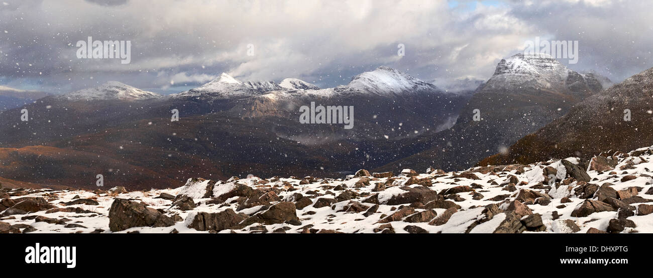 Une vue panoramique de Liath Beinn Mhor, Sgorr Ruad et Maol Chean Dearg en hiver. Scottish Highlands Banque D'Images
