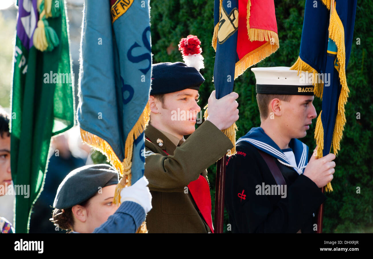 Avec les cadets, les normes de service du Dimanche du souvenir, Leamington Spa, Royaume-Uni Banque D'Images