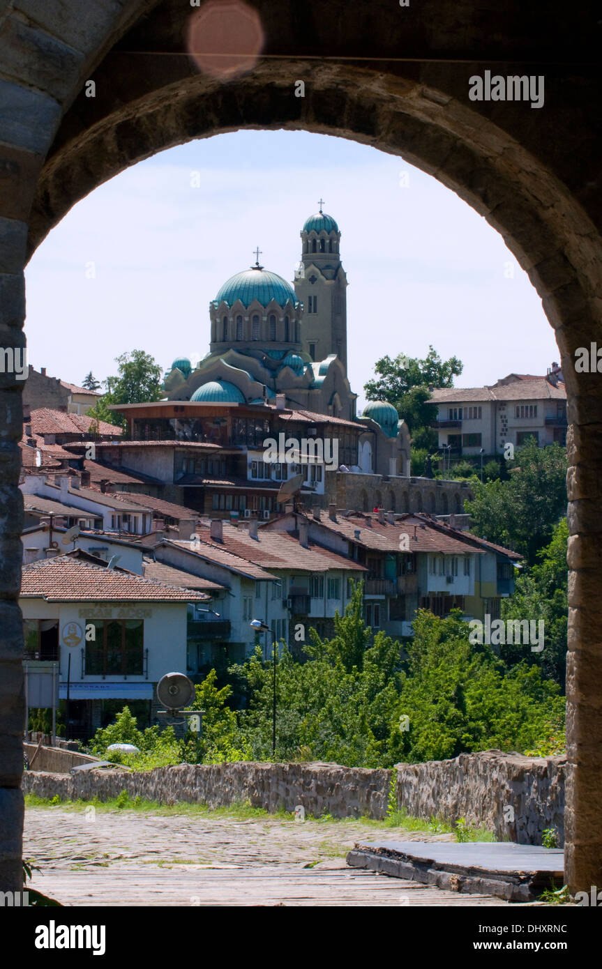 Saint Mary, Nativité de la Sainte Mère Cathédrale Veliko Tarnovo Bulgarie vu à travers l'arche que vous quittez la forteresse hill Banque D'Images