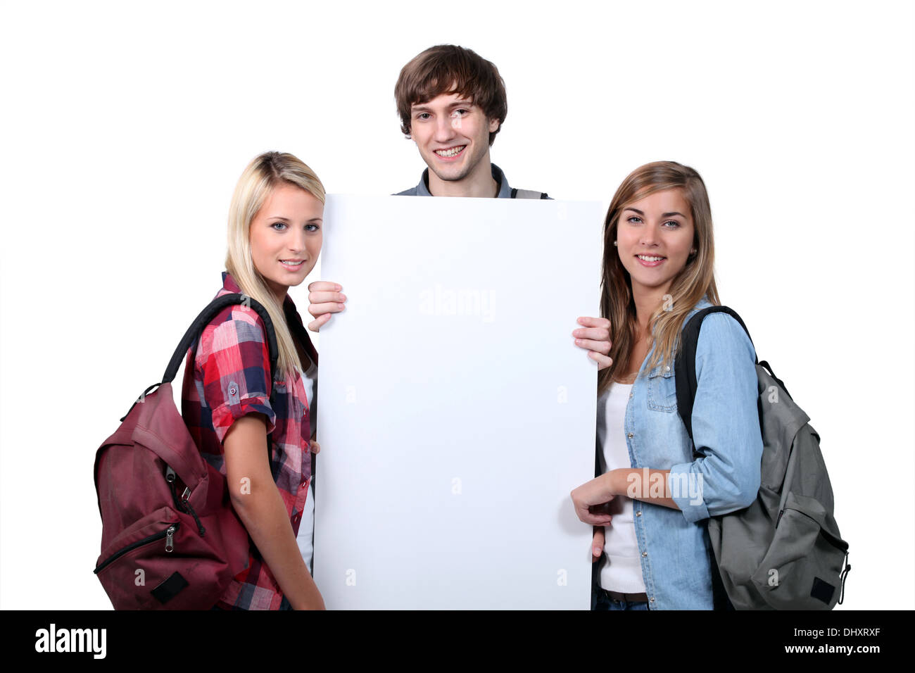 Les adolescents holding up poster Banque D'Images