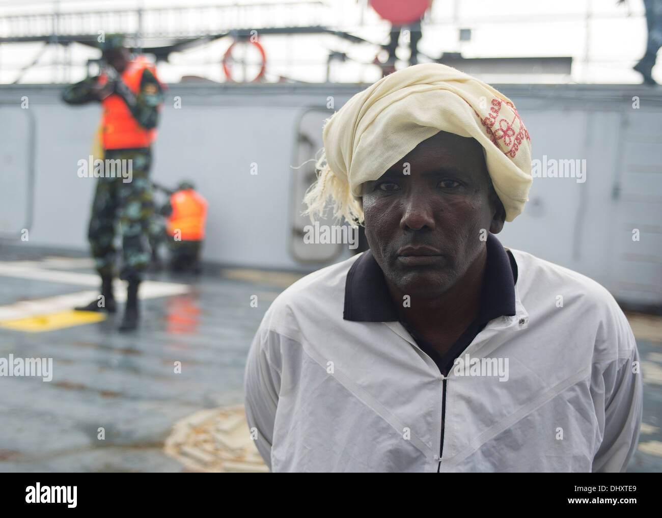 Une Force de défense du peuple ougandais une simulation de gardes membre détenu à bord d'un navire cible pendant l'exercice 2013 dans l'Express Cutlass Golfe de Tadjourah près de Djibouti. Exercice Cutlass Express 2013 est un exercice maritime multinational dans les eaux au large de l'Est Banque D'Images