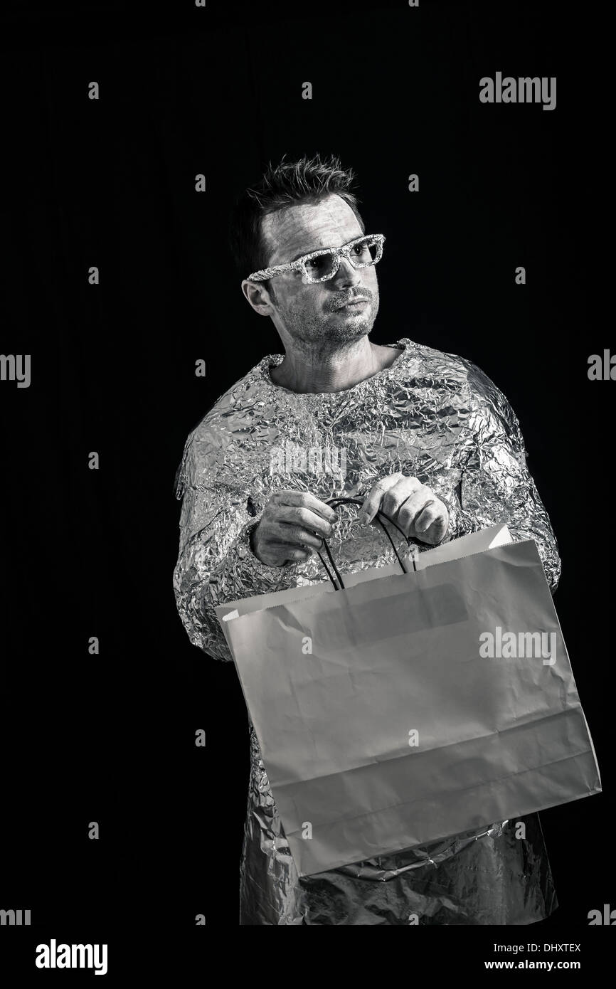 Portrait de l'homme étranger holding Shopping bag. Banque D'Images