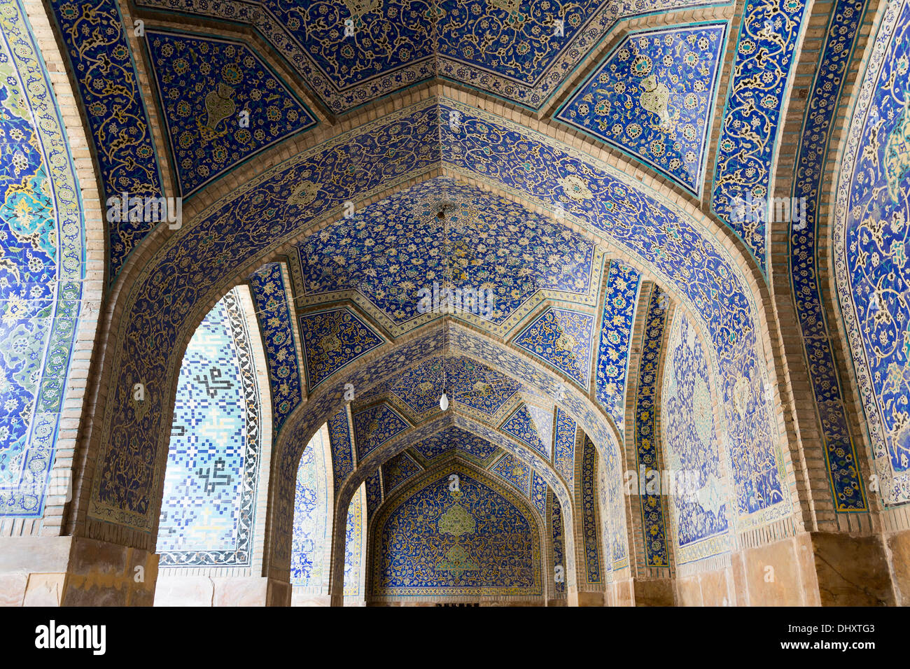 Détail de cuerda seca carreaux en arcade, Masjid-i Shah, Isfahan, Iran Banque D'Images