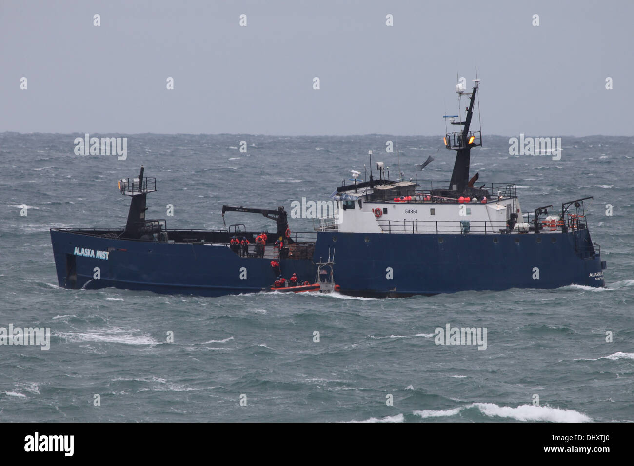 Un garde-smallboat Waesche débarque l'équipage l'équipage non essentiels de l'équipage du bateau de pêche en Alaska brume sur la mer de Béring, près de l'île, de l'Alaska, Amak 11 Novembre, 2013. L'Waesche, est un 418 pieds de classe Légende de la faucheuse de sécurité nationale Banque D'Images