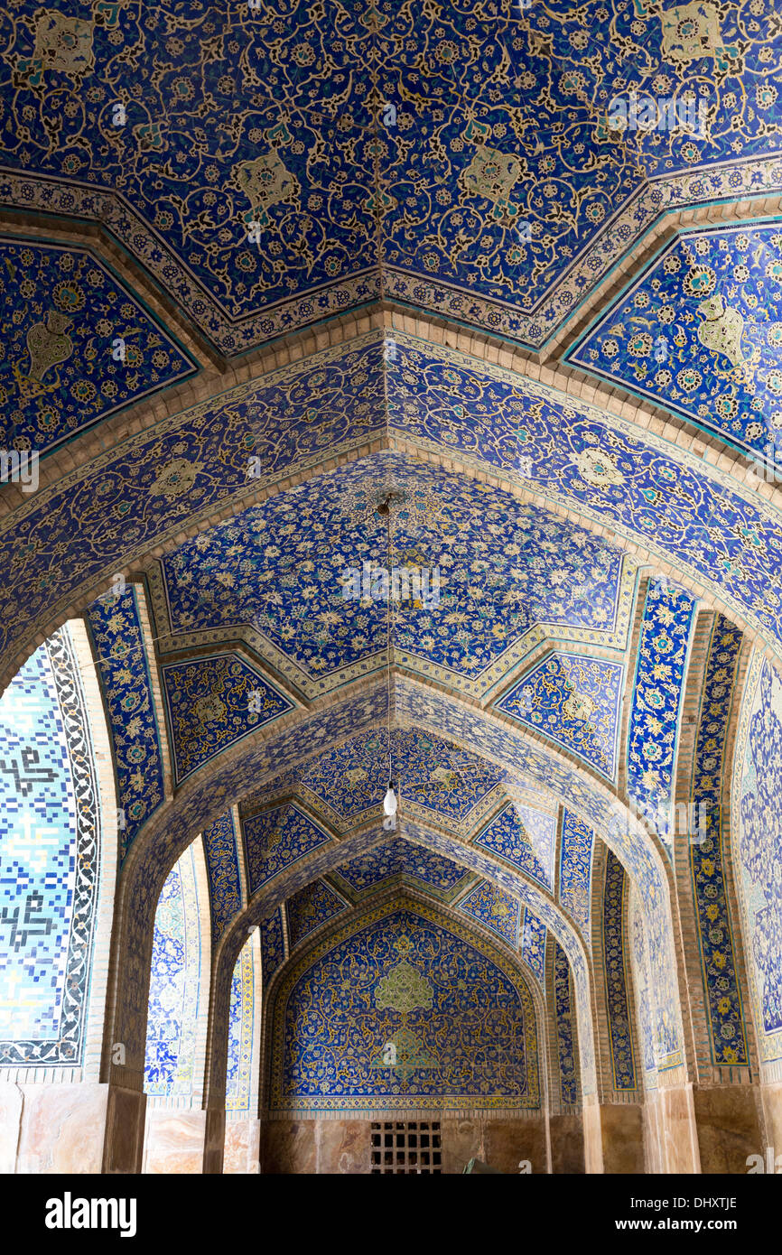Détail de cuerda seca carreaux en arcade, Masjid-i Shah, Isfahan, Iran Banque D'Images