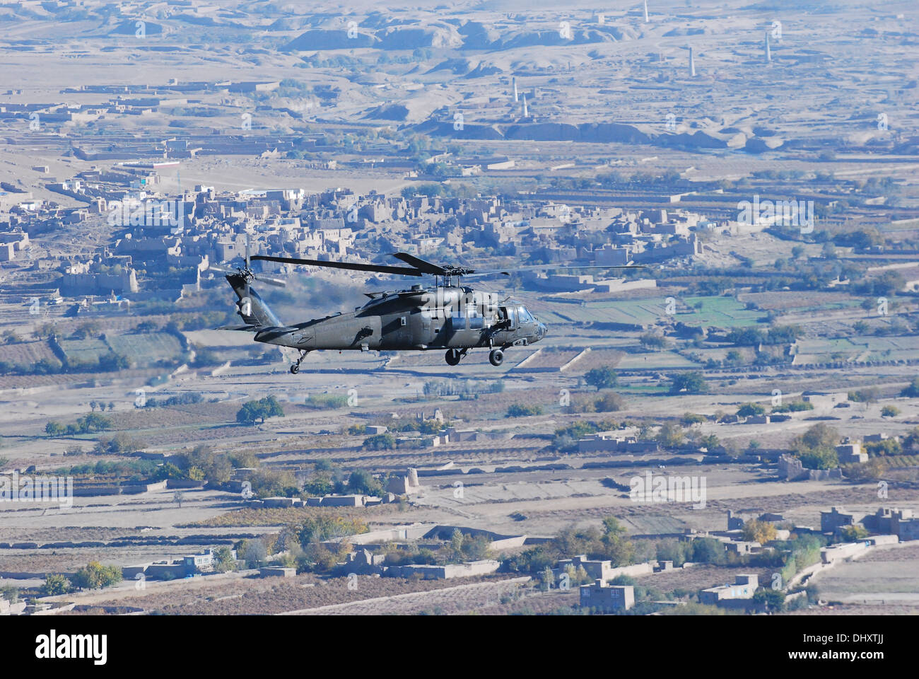 Un 10e Brigade d'aviation de combat Black Hawk UH-60M du 1er Bataillon d'hélicoptères (attaque), Groupe de travail Tigershark, constitue le motif out Banque D'Images