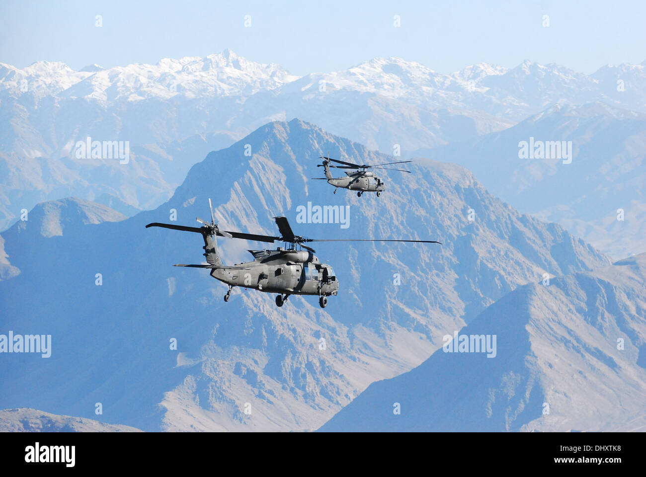 Paire de 10e Brigade d'aviation de combat hélicoptères Black Hawk UH-60M du 1er Bataillon (attaque), Groupe de travail Tigershark, est représenté par le chef d'équipe lors d'une fenêtre du mouvement du personnel le 11 novembre, au cours de la mission de la province de Logar, en Afghanistan. Banque D'Images