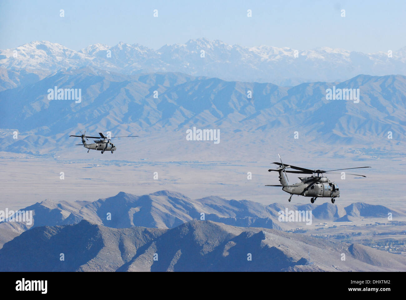 Paire de 10e Brigade d'aviation de combat hélicoptères Black Hawk UH-60M du 1er Bataillon (attaque), Groupe de travail Tigershark, est représenté par le chef d'équipe lors d'une fenêtre du mouvement du personnel le 11 novembre, au cours de la mission de la province de Logar, en Afghanistan. Banque D'Images