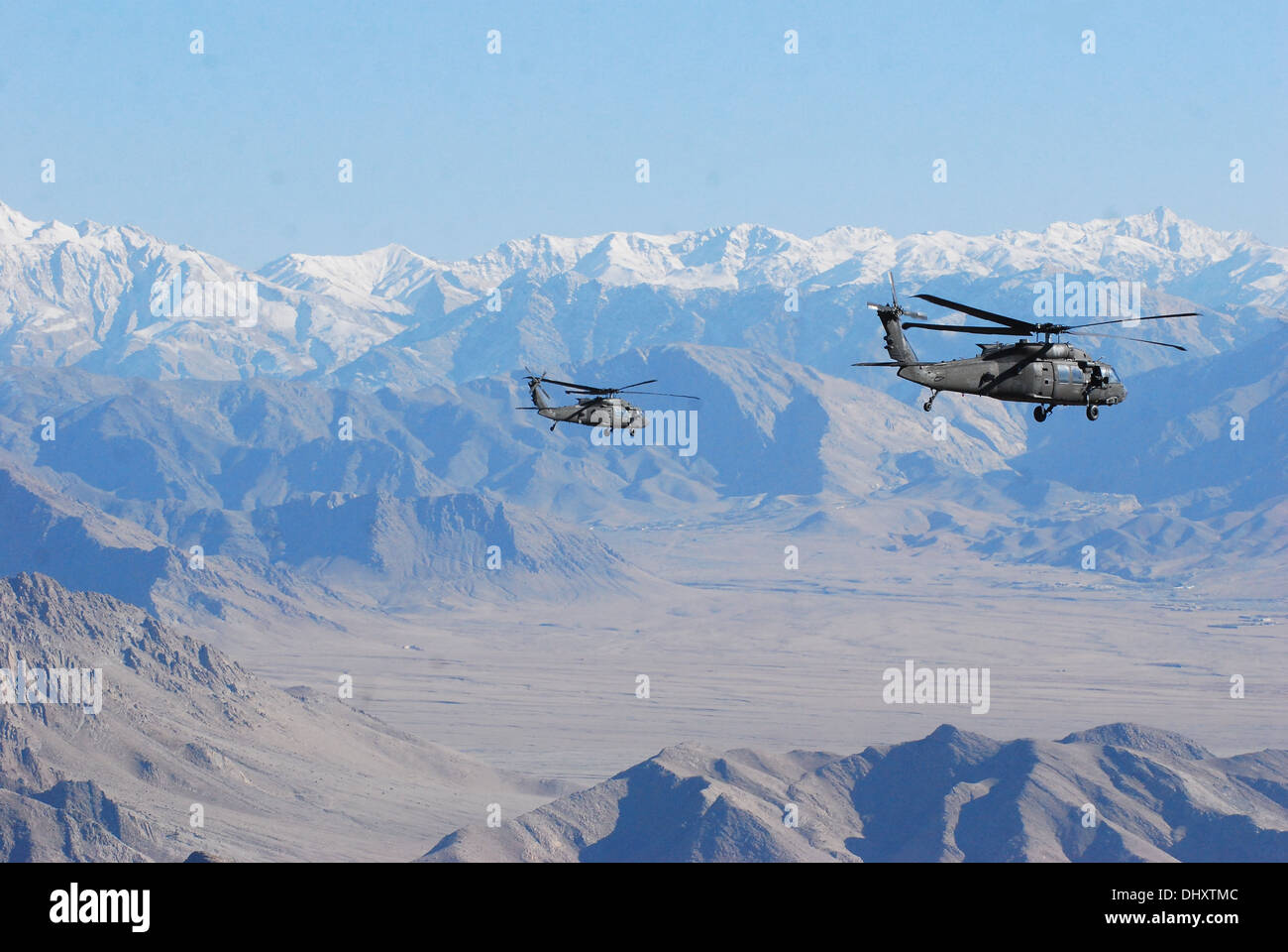 Paire de 10e Brigade d'aviation de combat hélicoptères Black Hawk UH-60M du 1er Bataillon (attaque), Groupe de travail Tigershark, est représenté par le chef d'équipe lors d'une fenêtre du mouvement du personnel le 11 novembre, au cours de la mission de la province de Logar, en Afghanistan. Banque D'Images