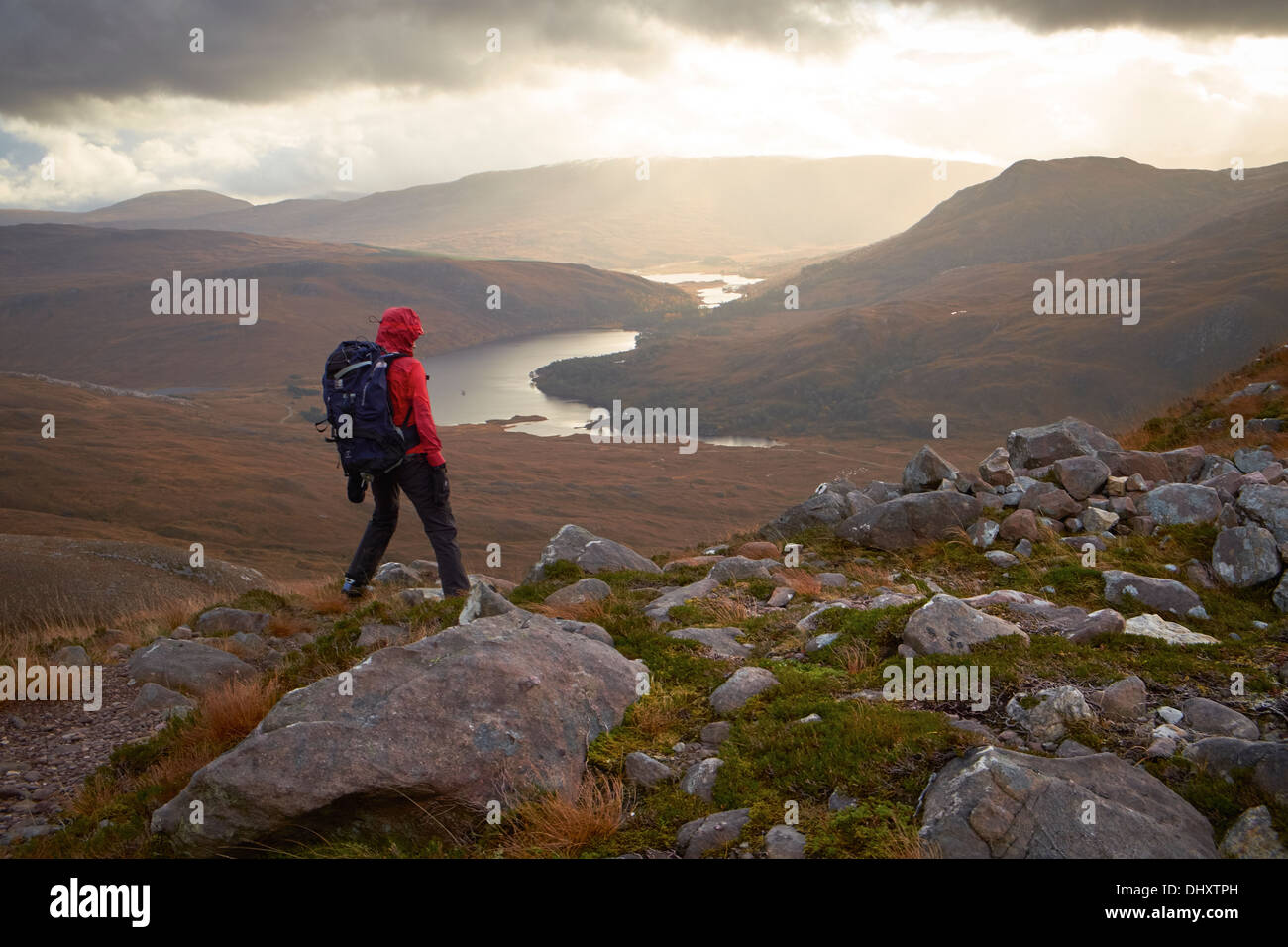 Un randonneur revient de Beinn Eighe avec Loch clair dans la distance, les Highlands écossais, au Royaume-Uni. Banque D'Images