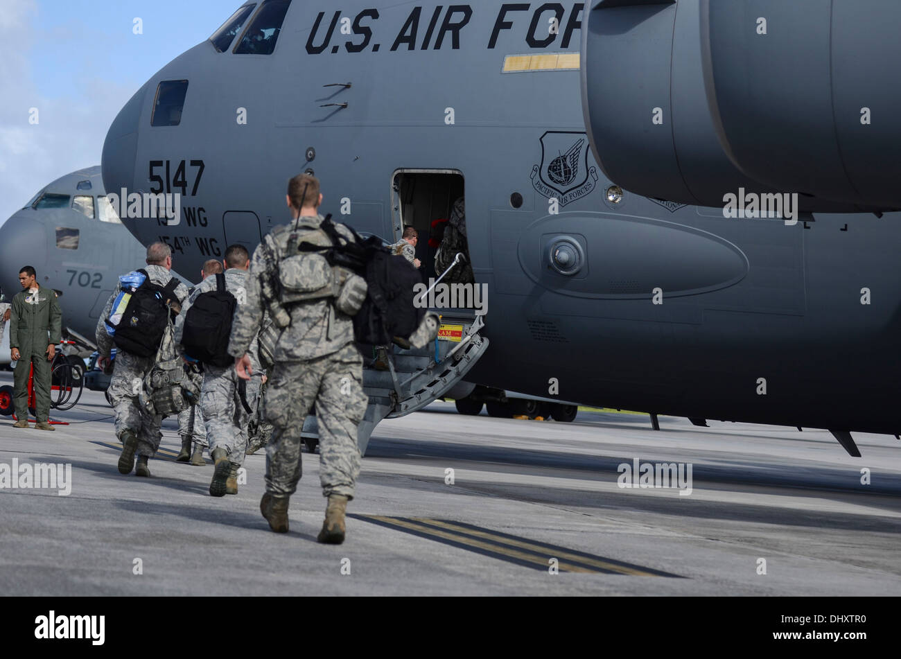 Aviateurs de la 36e conseil d'administration du Groupe d'intervention d'un C-17 Globemaster III le 15 novembre 2013, sur l'Andersen Air Force Base, Guam, flightline avant de partir pour appuyer l'opération Damayan à Tacloban, Philippines. Damayan est une opération humanitaire américaine un Banque D'Images
