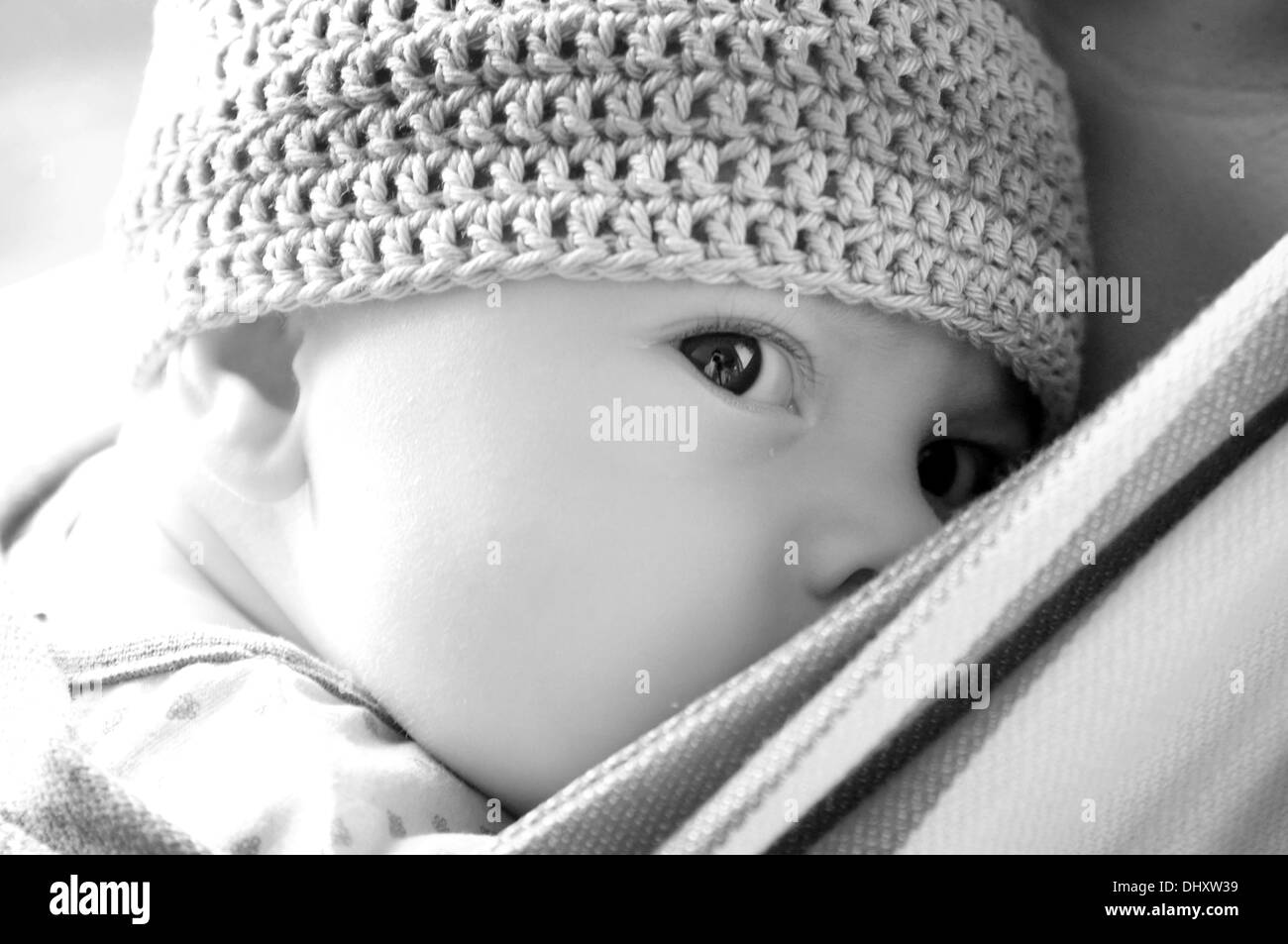 Les jeunes baby wearing hat tricoté Banque D'Images