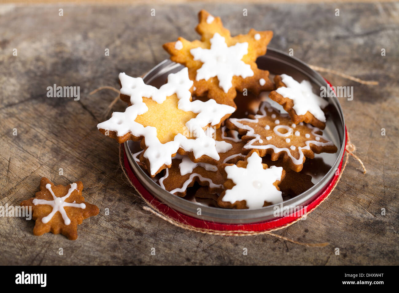 Les biscuits de Noël avec du glaçage Banque D'Images