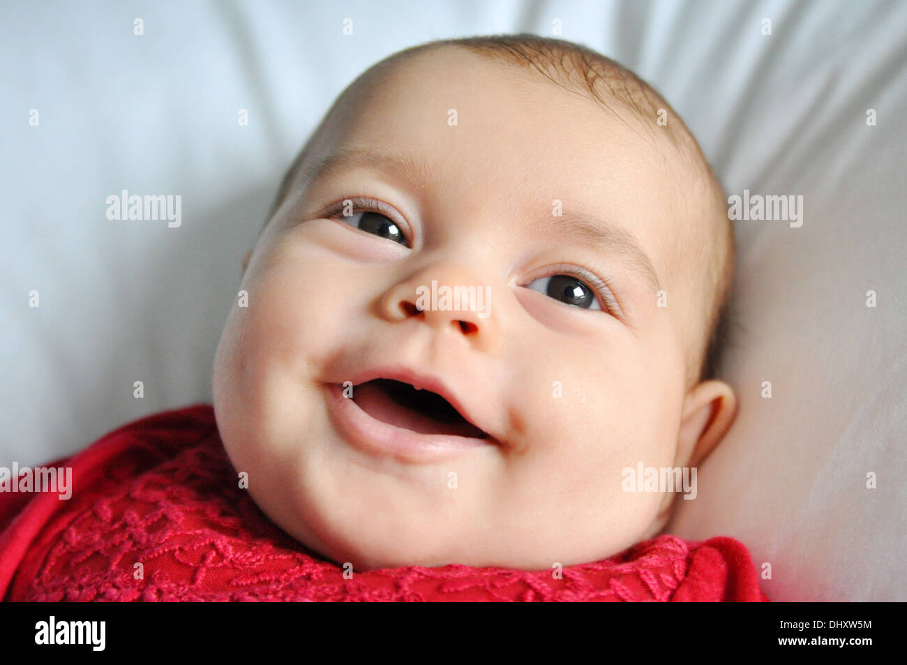Sourire et rire bébé fille Banque D'Images