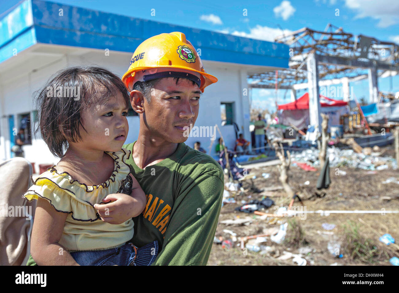 Un soldat de l'armée philippine est titulaire d'un enfant déplacé par le typhon Haiyan en attente d'un avion pour l'évacuation à Manille le 15 novembre 2013 à la base aérienne de Tacloban, Philippines. Banque D'Images